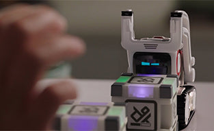 Cozmo robot - inteligentní malý robot s osobností